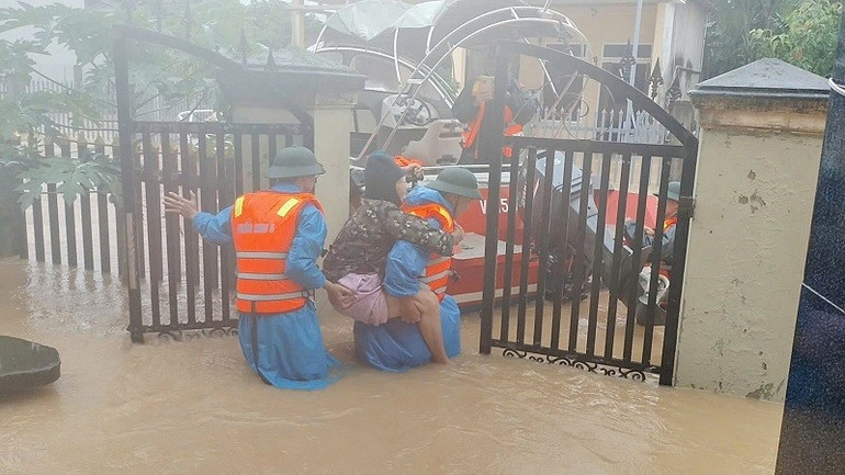 Cán bộ, chiến sĩ Quân khu 5 hỗ trợ người dân vùng lũ. (Ảnh: QUANG THÀNH) 28-10-qd-3.jpg