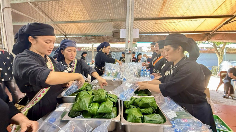 Người dân làng Thái Hải tập trung cùng nhau chuẩn bị những suất ăn hỗ trợ bà con vùng ngập lụt. (Ảnh: LÀNG THÁI HẢI) z7101062812259-b92cc735f1c25acf13784039cb065865.jpg