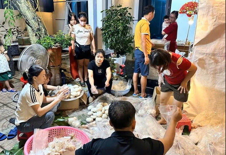 Mọi người nhiệt tình góp công, góp sức để hỗ trợ người dân bị ảnh hưởng bởi mưa lũ. (Ảnh: ĐẶNG TRANG) z7101062246959-6b4227bd6af27456caa440eca99250dd.jpg