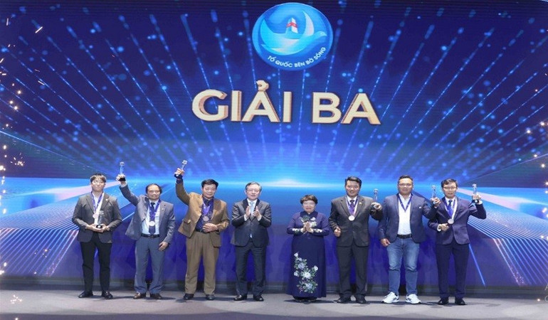 Third prize winners at the third national art photography contest “Fatherland on the shore of waves”. (Photo: PHUONG HOA) picture1.jpg