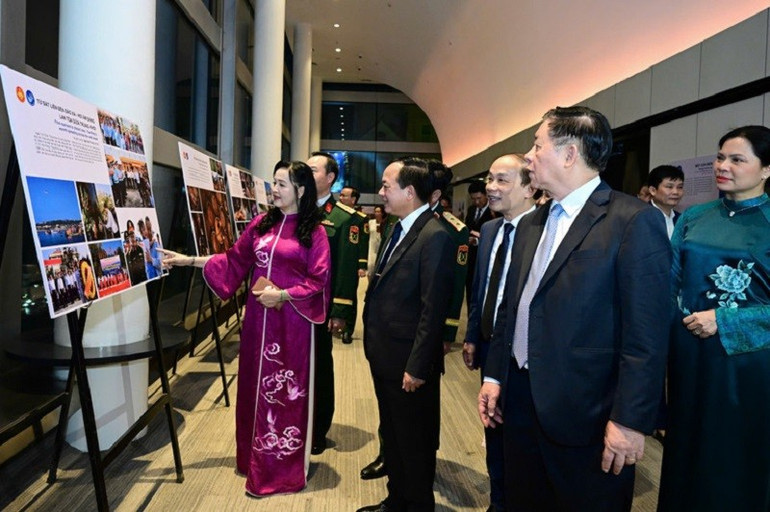 Through the judging rounds, the Jury selected 150 outstanding works to be introduced at the exhibition. (Photo: DONG HA) 2-3643.jpg