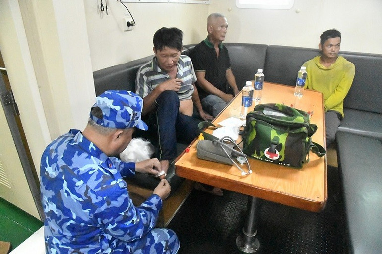 Medicinsk personal på fartyg 369 ger medicinsk vård till fiskare i sjönöd. (Foto: NAM TRUNG) 2.jpg