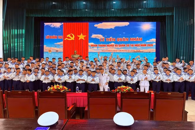 Cán bộ, chiến sĩ Lữ đoàn 162 chụp ảnh lưu niệm. (Ảnh: Cộng tác viên)