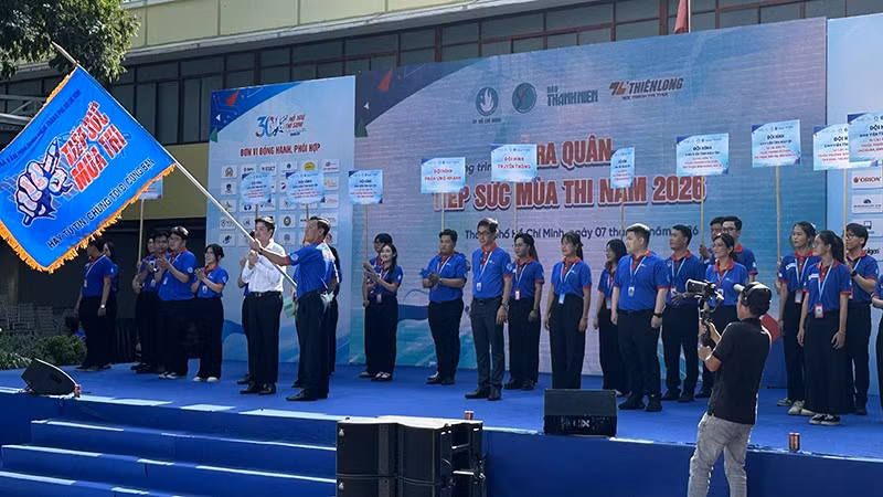 Các đại biểu, đại diện Ban tổ chức thực hiện nghi thức ra quân Chương trình “Tiếp sức mùa thi” năm 2026.