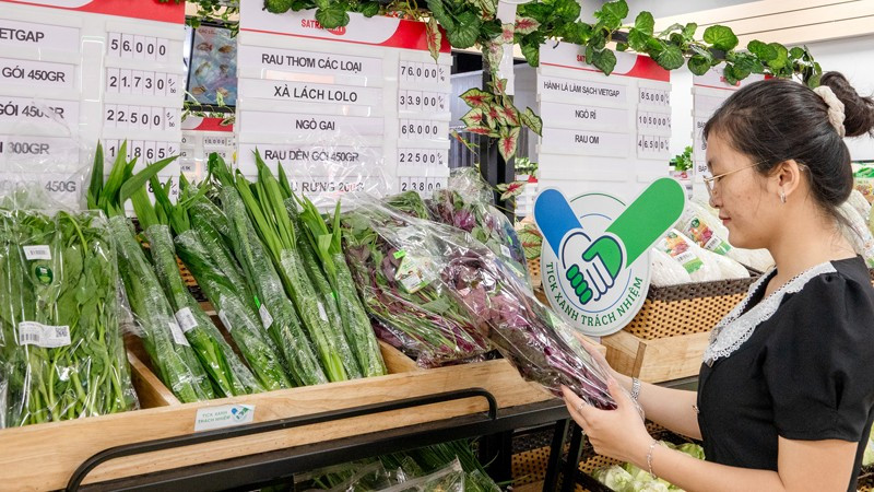 Hệ thống bán lẻ SATRA đã chủ động kết nối với các nhà cung ứng sản phẩm OCOP, các doanh nghiệp tham gia chương trình “Tích xanh trách nhiệm”để xây dựng một chuỗi cung ứng có trách nhiệm từ gốc. satra-3.jpg