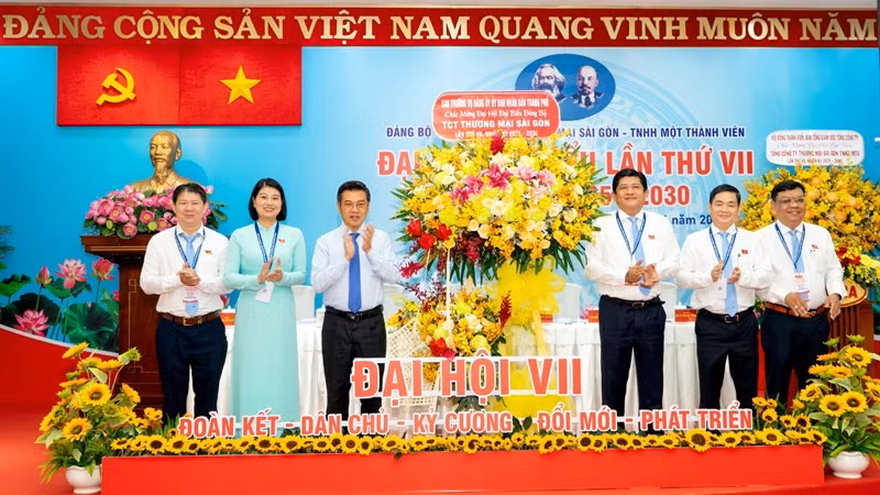 Đồng chí Nguyễn Văn Dũng, Thành ủy viên, Phó Chủ tịch Ủy ban nhân dân Thành phố (thứ ba, từ trái qua) tặng hoa chúc mừng Đại hội VII Tổng Công ty (Ảnh: SATRA)