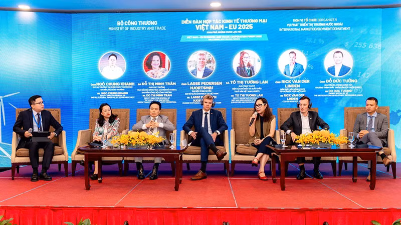 Các chuyên gia và đại diện doanh nghiệp tham gia phiên tọa đàm tại Diễn đàn.