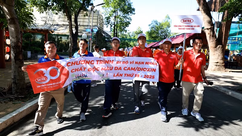 Đi bộ “Vì nạn nhân chất độc da cam/dioxin” còn là dịp để doanh nghiệp thể hiện sự đồng cảm, sự sẻ chia trách nhiệm với xã hội. (Ảnh: SATRA)