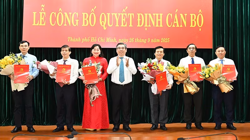 Đồng chí Nguyễn Phước Lộc (giữa), Phó Bí thư Thành ủy, Chủ tịch Ủy ban Mặt trận Tổ quốc Việt Nam Thành phố Hồ Chí Minh, trao quyết định bổ nhiệm và chúc mừng các lãnh đạo mới của Báo Sài Gòn Giải Phóng (Ảnh: CTV)