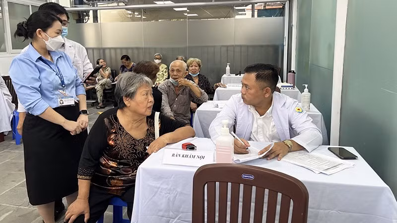 Khám nội khoa tại bệnh viện cho một người bệnh.