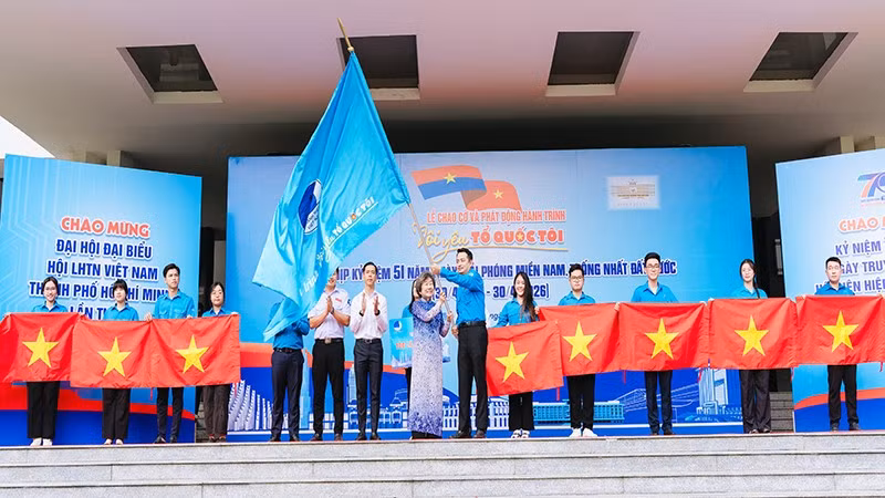 Lễ chào cờ và phát động hành trình “Tôi yêu Tổ quốc tôi” diễn ra tại Di tích Lịch sử quốc gia đặc biệt Dinh Độc Lập (Ảnh: Ban Tổ chức)