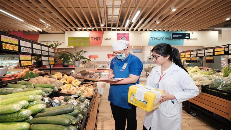 Chi bộ Phòng Quản lý chất lượng kiểm tra thường xuyên tại các siêu thị bảo đảm hàng hóa thực phẩm luôn ở mức an toàn nhất. 2-2.jpg