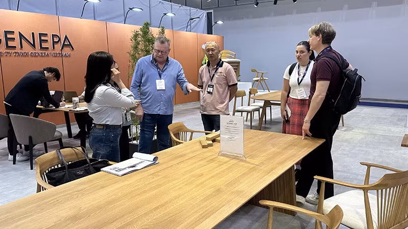 Khách mua hàng quốc tế tham quan một gian hàng tại HawaExpo 2026.