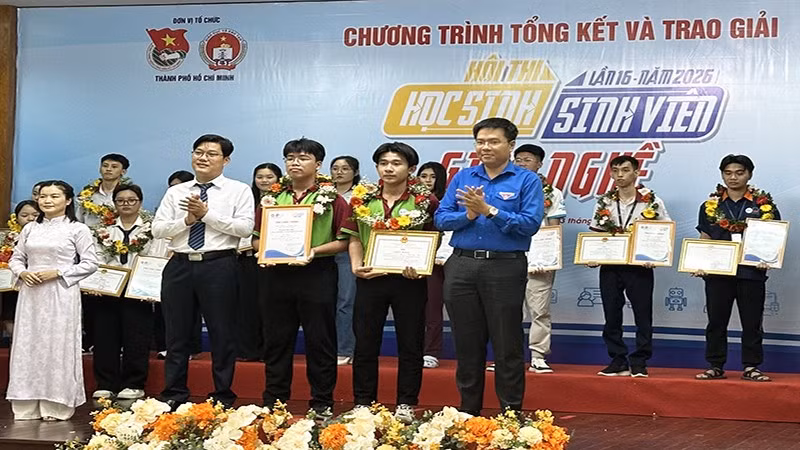 Đại diện Ban tổ chức trao giải Nhất cho các thí sinh.