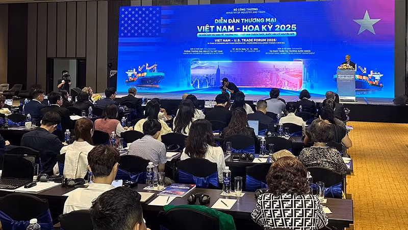 Một góc quang cảnh diễn đàn.