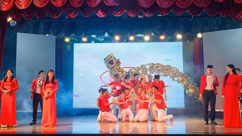 Tiết mục dự thi “Liên khúc SATRA tự tin vững bước-Việt Nam tiến lên” của đơn vị Cơ quan Tổng Công ty (ảnh SATRA).