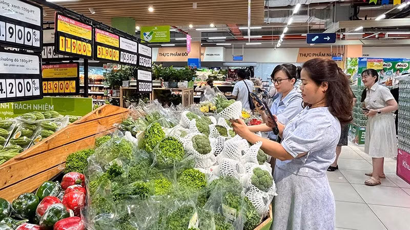 Người tiêu dùng mua hàng hóa xanh trong một siêu thị thuộc Liên hiệp Hợp tác xã Thương mại Thành phố Hồ Chí Minh - Đơn vị nhiều năm đạt danh hiệu “Doanh nghiệp xanh”.