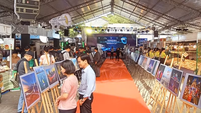 Người yêu nghệ thuật ở Thành phố Hồ Chí Minh thưởng lãm tranh thiền của họa sĩ Park Soo Hyung.