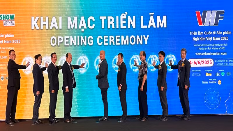 Các đại biểu thực hiện nghi thức khai mạc hai triển lãm VHF 2025 và Home Show Vietnam 2025.