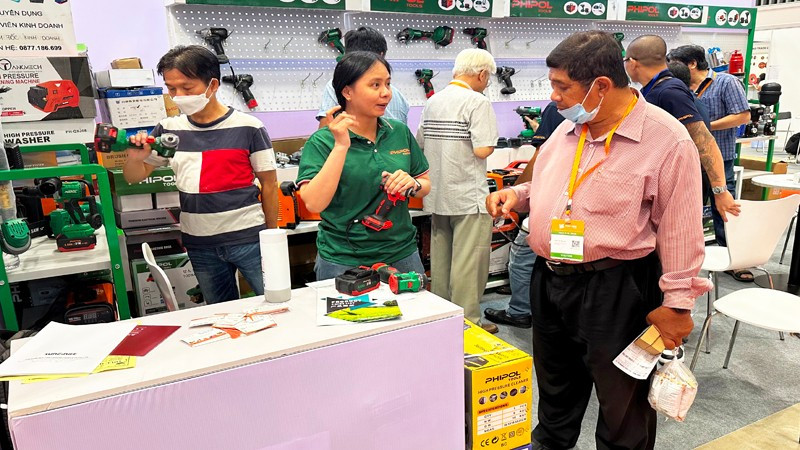 Khách tham quan một gian hàng công cụ dụng cụ tại Triển lãm VHF 2025 tham-quan-cong-cu-2.jpg