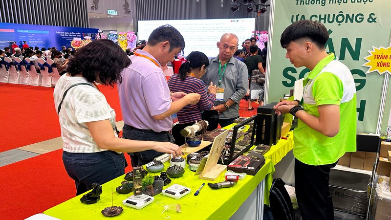 Khách tham quan một gian hàng đồ gia dụng tại triển lãm Home Show Vietnam 2025 gia-dung-qua-tang.jpg
