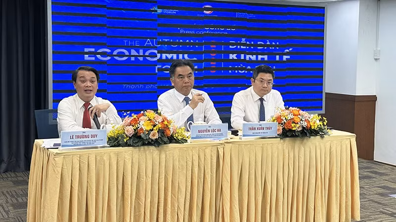 Đại diện Ban tổ chức Diễn đàn trả lời câu hỏi của báo chí.