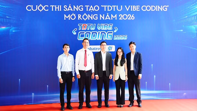 Ban Giám khảo chụp ảnh tại lễ phát động 