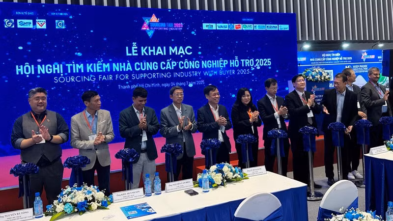 Các đại biểu thực hiện nghi thức khai mạc Hội nghị tìm kiếm nhà cung cấp công nghiệp hỗ trợ năm 2025.