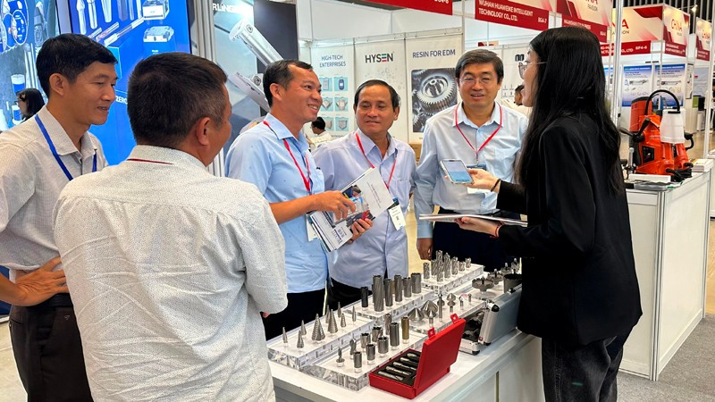 Đại diện doanh nghiệp tham quan, tìm hiểu những sản phẩm công nghiệp hỗ trợ tại Trung tâm Triển lãm và Hội chợ Sài Gòn trong ngày 4/7. cnht-2.jpg