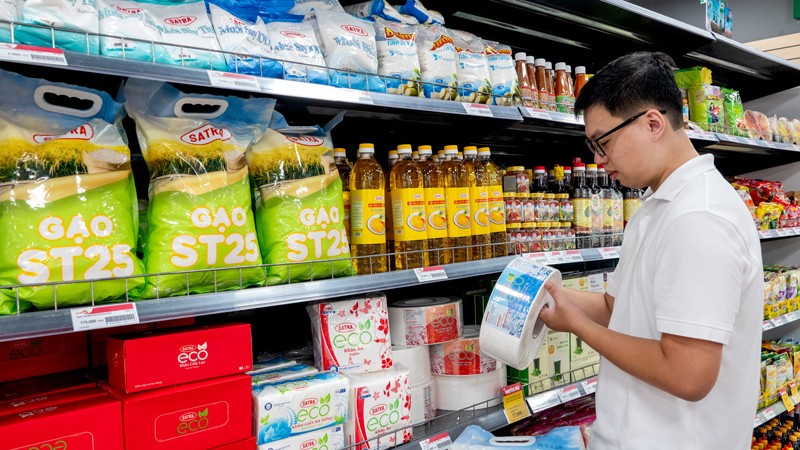 Các đơn vị trong hệ thống bán lẻ SATRA phát triển đa dạng các loại hình kinh doanh, mở rộng các kênh bán hàng hiện đại nâng cao chất lượng dịch vụ nhằm đáp ứng ngày càng tốt hơn nhu cầu của khách hàng. satra-3.jpg