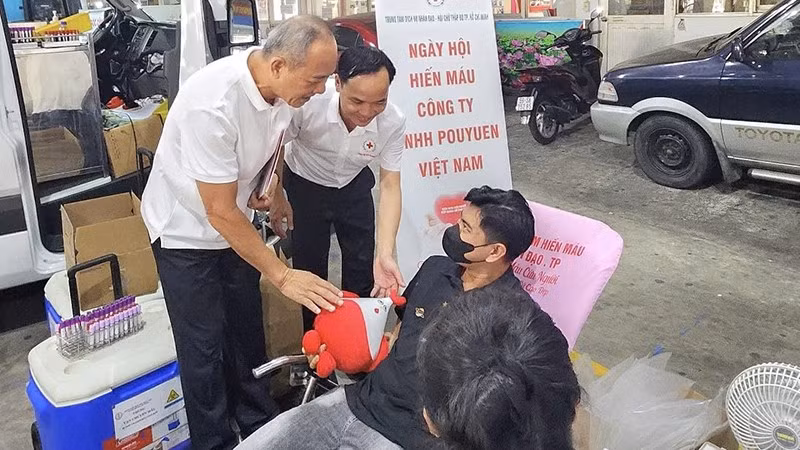 Động viên, thăm hỏi công nhân tham gia hiến máu tình nguyện.