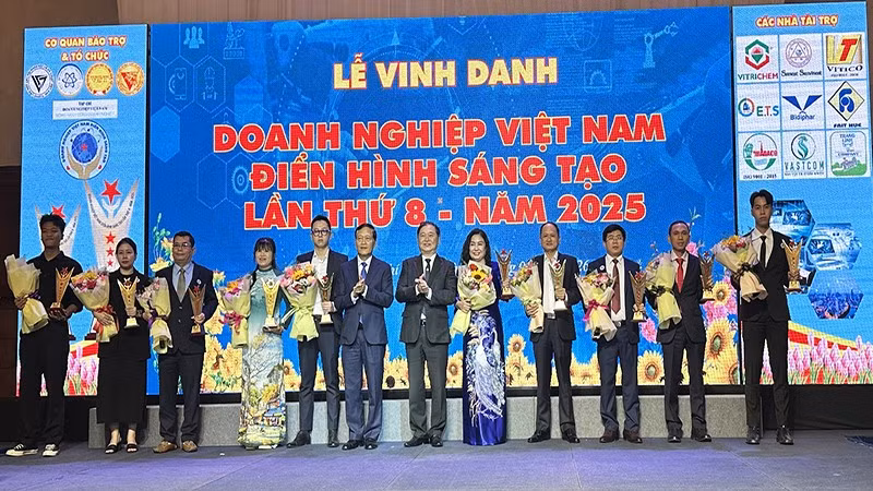Đại diện Ban Tổ chức trao cúp vàng vinh danh 10 doanh nghiệp đứng đầu về sáng tạo lần thứ 8 năm 2025.