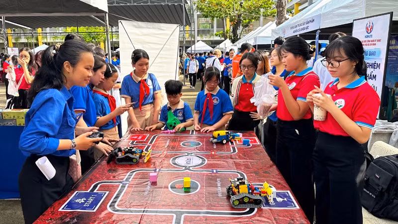hoc-sinh-trai-nghiem-robot-2.jpg