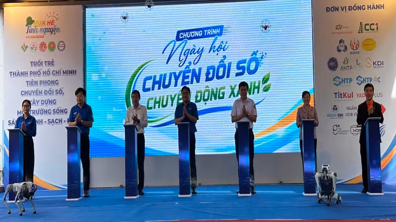 Các đại biểu thực hiện nghi thức khai mạc Ngày hội “Chuyển đổi số-Chuyển động xanh” năm 2026.
