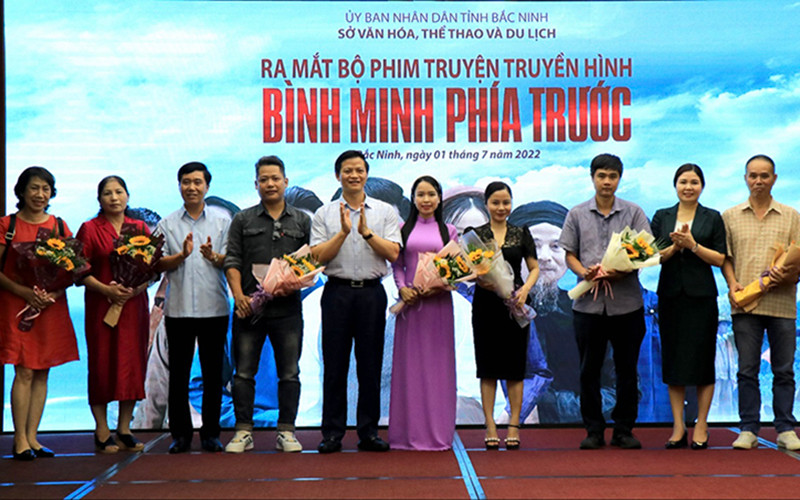 Lãnh đạo tỉnh Bắc Ninh tặng hoa cho Đoàn làm phim “Bình minh phía trước”.