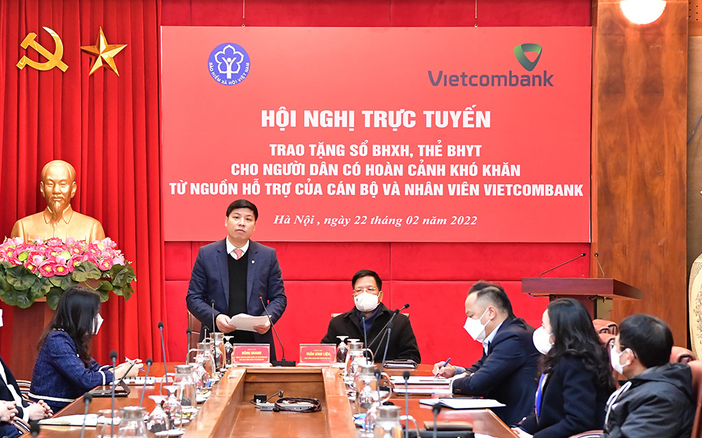Ông Hồng Quang - Thành viên Hội đồng Quản trị, Giám đốc Khối Nhân sự, Chủ tịch Công đoàn Vietcombank, phát biểu tại Hội nghị. Vietcombank và BHXH Việt Nam tổ chức Hội nghị trực tuyến trao tặng sổ BHXH, thẻ BHYT cho người dân có hoàn cảnh khó khăn từ nguồn hỗ trợ của cán bộ và nhân viên Vietcombank -0