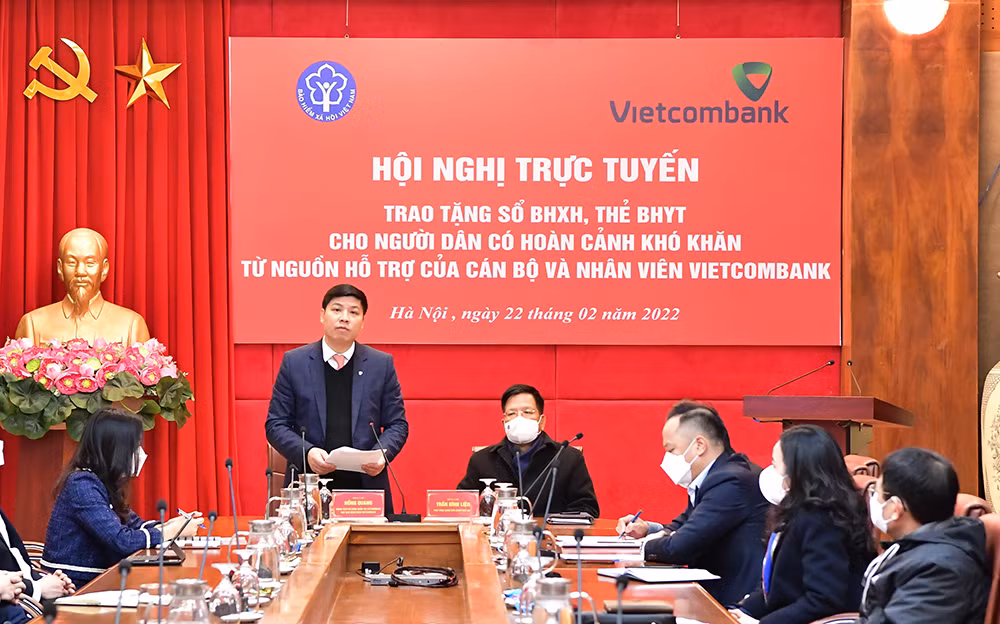 Vietcombank và BHXH Việt Nam tổ chức Hội nghị trực tuyến trao tặng sổ BHXH, thẻ BHYT cho người dân có hoàn cảnh khó khăn từ nguồn hỗ trợ của cán bộ và nhân viên Vietcombank -0