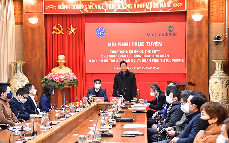 Vietcombank và Bảo hiểm xã hội Việt Nam trao tặng sổ bảo hiểm xã hội, thẻ bảo hiểm y tế cho người khó khăn