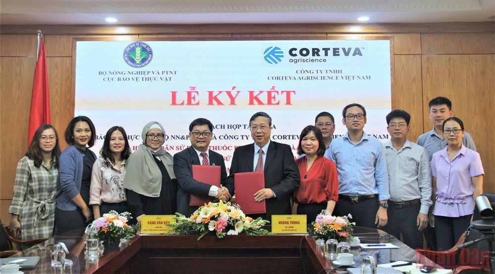 Ký kết triển khai chương trình hướng dẫn nông dân sử dụng thuốc bảo vệ thực vật có trách nhiệm, an toàn, hiệu quả.