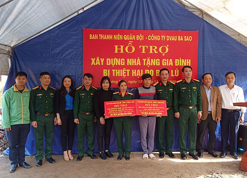 Đại diện Ban Thanh niên Quân đội và các đơn vị liên quan trao tượng trưng nguồn lực hỗ trợ xây nhà tình nghĩa tặng các gia đình có hoàn cảnh đặc biệt khó khăn, mất nhà cửa sau đợt mưa lũ vừa qua. Tuổi trẻ quân đội xây nhà tặng gia đình khó khăn tại Quảng Bình -0