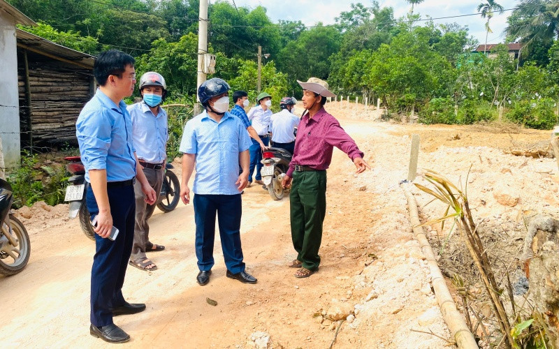 Cán bộ Tỉnh đoàn Hà Tĩnh khảo sát hiện trạng nông thôn xã Hà Linh (Hương Khê) để xây dựng kế hoạch hỗ trợ địa phương đạt chuẩn nông thôn mới. Thách thức trong xây dựng nông thôn mới ở Hà Tĩnh -0