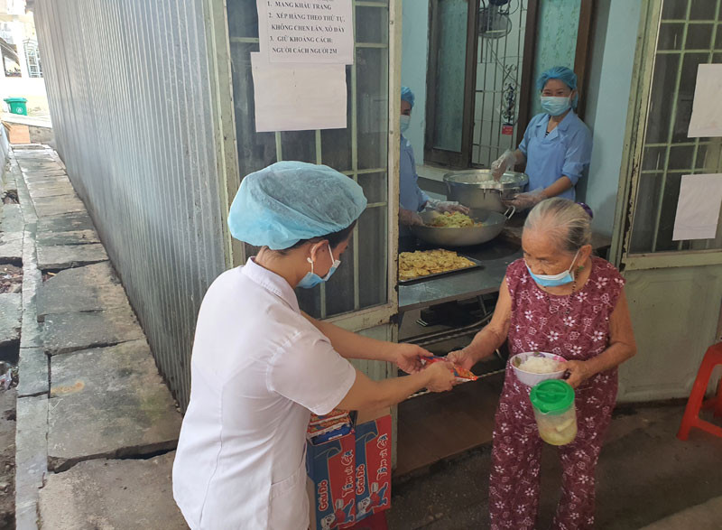 Người nhà bệnh nhân có hoàn cảnh khó khăn nhận đồ ăn tại "Bếp ăn từ thiện". Đồng hành cùng bệnh nhân nghèo ở Kon Tum -0