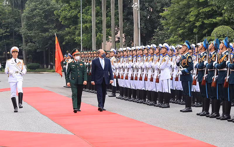 Bộ trưởng Quốc phòng Phan Văn Giang và Ngài Robert Ben Lobban Wallace, Bộ trưởng Quốc phòng Liên hiệp Vương quốc Anh và Bắc Ai-len, duyệt đội danh dự. (Ảnh: TRỌNG ĐỨC)