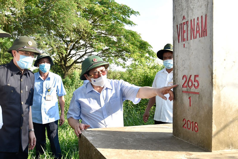 Thủ tướng Phạm Minh Chính kiểm tra công tác phòng, chống dịch Covid-19 trên tuyến biên giới Tây Nam, khu vực Đồn Biên phòng Vĩnh Ngươn, Bộ đội Biên phòng tỉnh An Giang, ngày 9/5. (Ảnh: Chinhphu.vn)