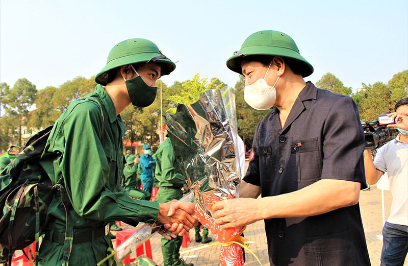 Đồng chí Bùi Văn Cường, Ủy viên T.Ư Đảng, Bí thư Tỉnh ủy Đắk Lắk tặng hoa và động viên các tân binh lên đường nhập ngũ, bảo vệ Tổ quốc. Tưng bừng Ngày hội tòng quân tại các địa phương -0