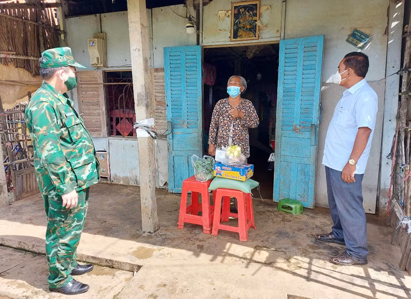 Tặng quà cho người dân nghèo ảnh hưởng dịch Covid-19 trên địa bàn ấp Âu Thọ A, xã Vĩnh Hải, thị xã Vĩnh Châu.