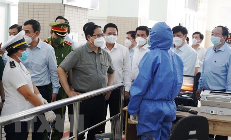 Thủ tướng Phạm Minh Chính kiểm tra công tác phòng, chống dịch Covid-19. (Ảnh: TTXVN)