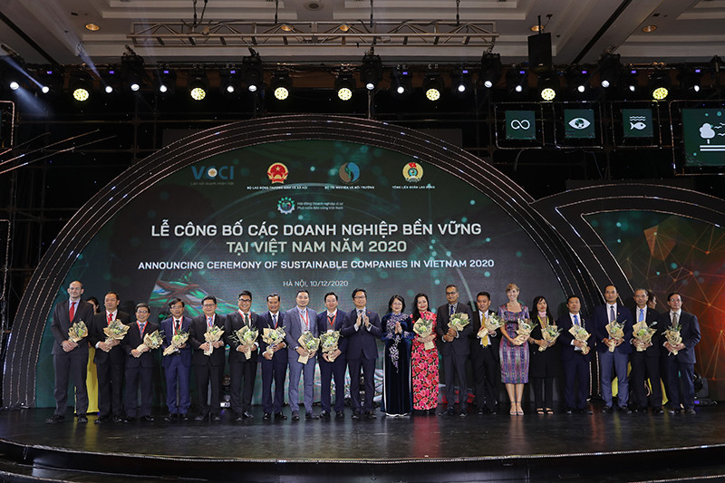 Phó Chủ tịch nước Đặng Thị Ngọc Thịnh trao hoa chúc mừng cho đại diện 2 Top 10 trong lĩnh vực Thương mại – Dịch vụ và Sản xuất (đại diện VietinBank đứng thứ 4 từ trái sang). VietinBank được vinh danh Top 10 Doanh nghiệp bền vững Việt Nam năm 2020 -0