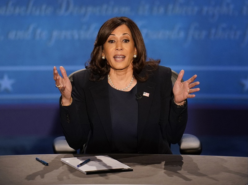 Bà Kamala Harris trở thành phụ nữ da màu đầu tiên và cũng là phụ nữ gốc Á đầu tiên tham gia một cuộc tranh luận trong cuộc đua vào Nhà Trắng. (Ảnh: AP) Hai ứng viên Phó Tổng thống Mỹ bước vào cuộc tranh luận trực tiếp duy nhất -0