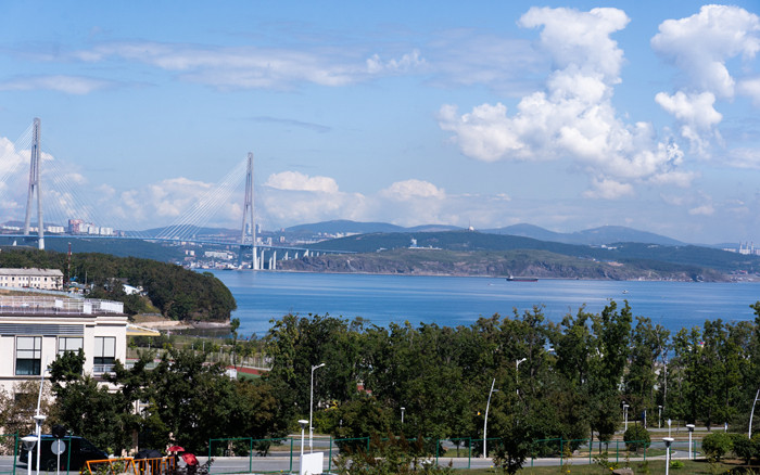 Quang cảnh TP Vladivostok nhìn từ đảo Russky. Ảnh: THANH THỂ Tổng thống Nga V.Putin công bố nhiều kế hoạch phát triển vùng Viễn Đông -0